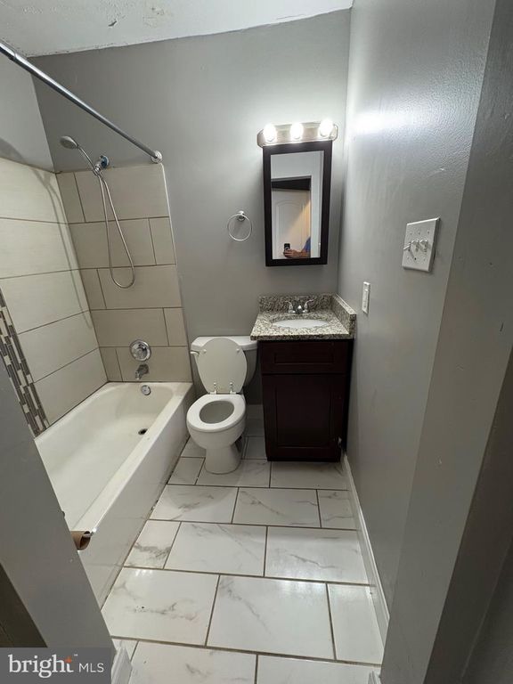 Image 7 of property listing at 911 SAINT DUNSTANS RD, Baltimore, MD 21212