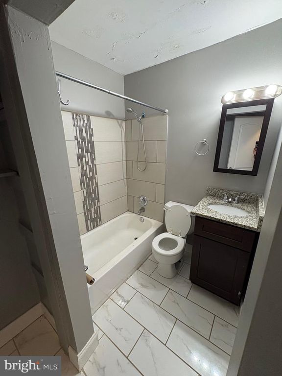 Image 8 of property listing at 911 SAINT DUNSTANS RD, Baltimore, MD 21212