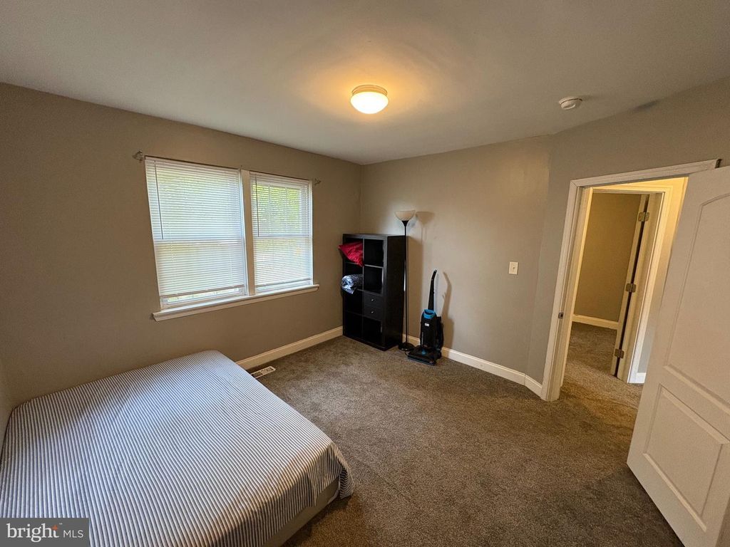 Image 9 of property listing at 911 SAINT DUNSTANS RD, Baltimore, MD 21212