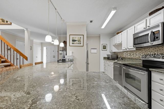 1 Gloucester Rd Apt 105, Hilton Head Island, SC 29928