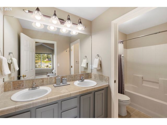 20263 HOODVIEW Ave, West Linn, OR 97068