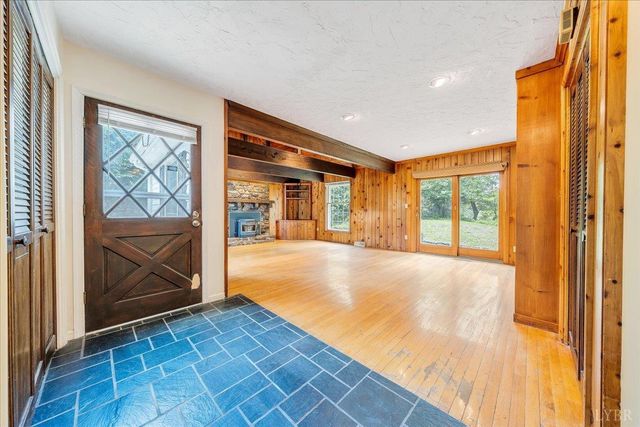 802 SW Oakwood Drive, Roanoke, VA 24015