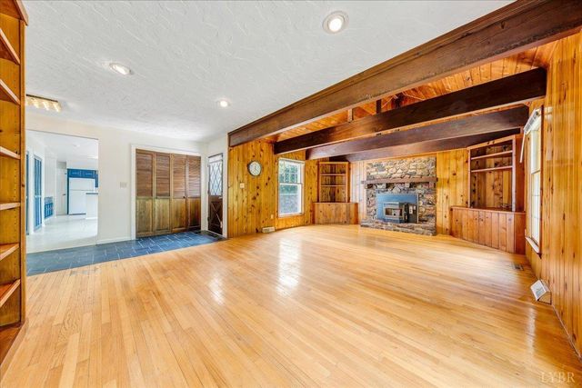 802 SW Oakwood Drive, Roanoke, VA 24015