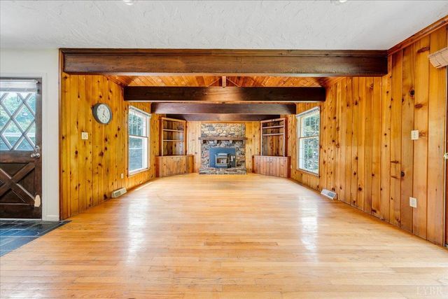 802 SW Oakwood Drive, Roanoke, VA 24015