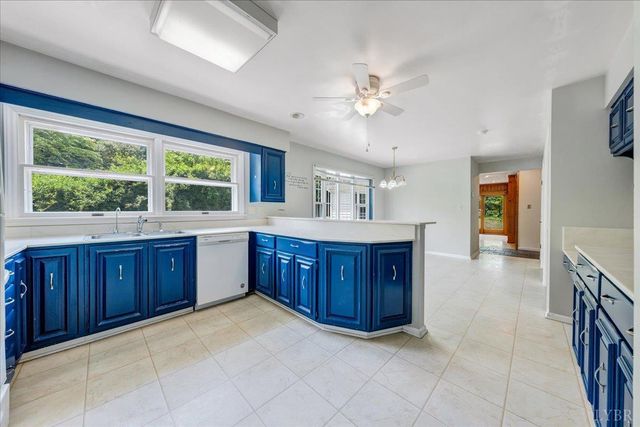 802 SW Oakwood Drive, Roanoke, VA 24015