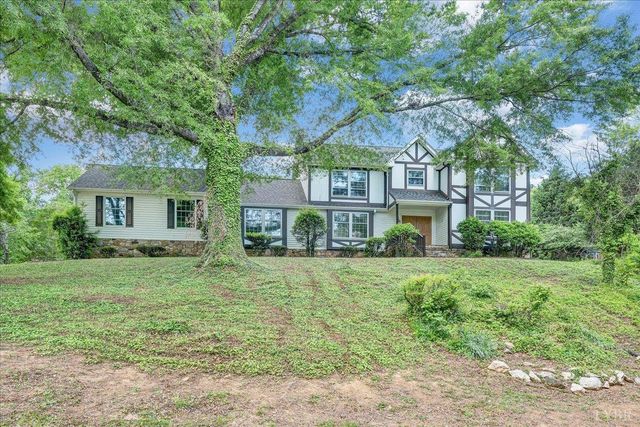 802 SW Oakwood Drive, Roanoke, VA 24015