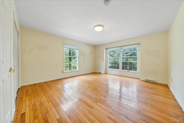 802 SW Oakwood Drive, Roanoke, VA 24015