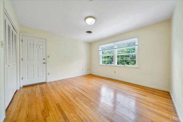 802 SW Oakwood Drive, Roanoke, VA 24015