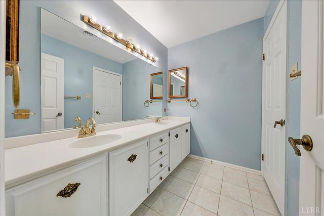 802 SW Oakwood Drive, Roanoke, VA 24015