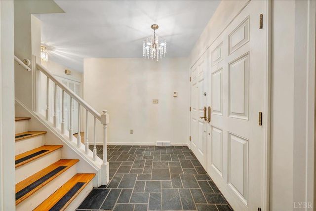 802 SW Oakwood Drive, Roanoke, VA 24015