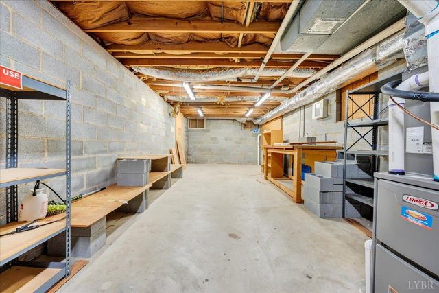 802 SW Oakwood Drive, Roanoke, VA 24015