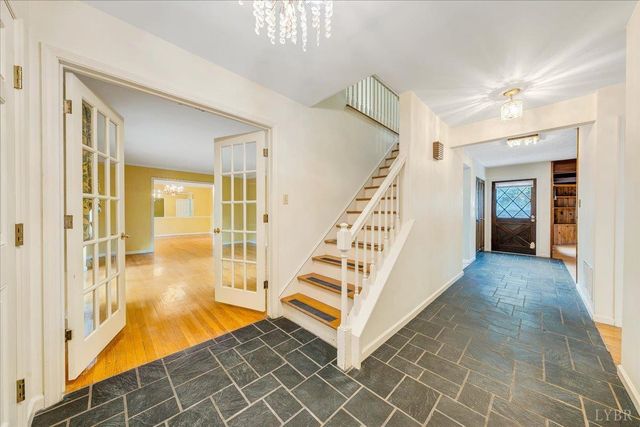 802 SW Oakwood Drive, Roanoke, VA 24015