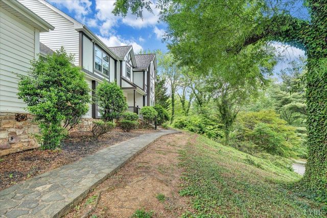 802 SW Oakwood Drive, Roanoke, VA 24015