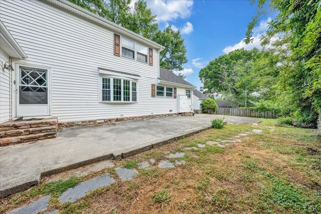 802 SW Oakwood Drive, Roanoke, VA 24015