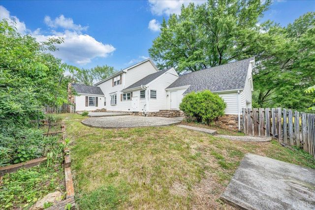 802 SW Oakwood Drive, Roanoke, VA 24015
