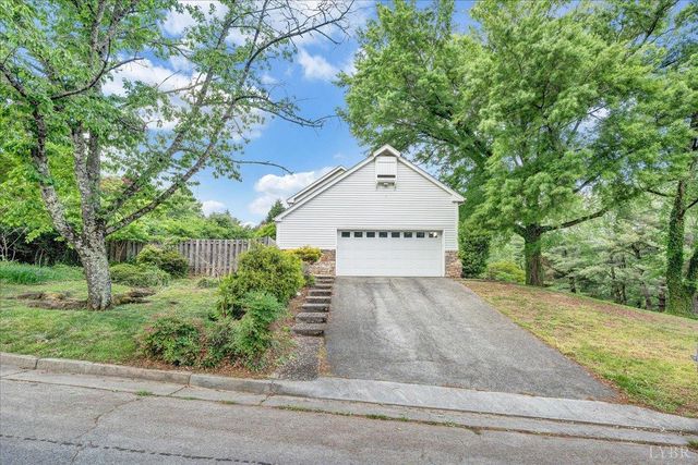802 SW Oakwood Drive, Roanoke, VA 24015