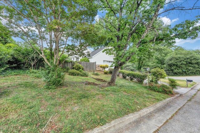 802 SW Oakwood Drive, Roanoke, VA 24015