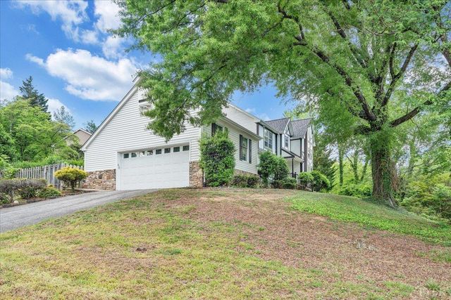 802 SW Oakwood Drive, Roanoke, VA 24015