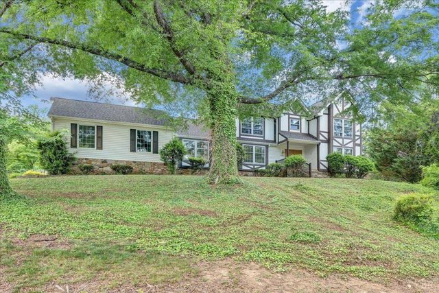 802 SW Oakwood Drive, Roanoke, VA 24015