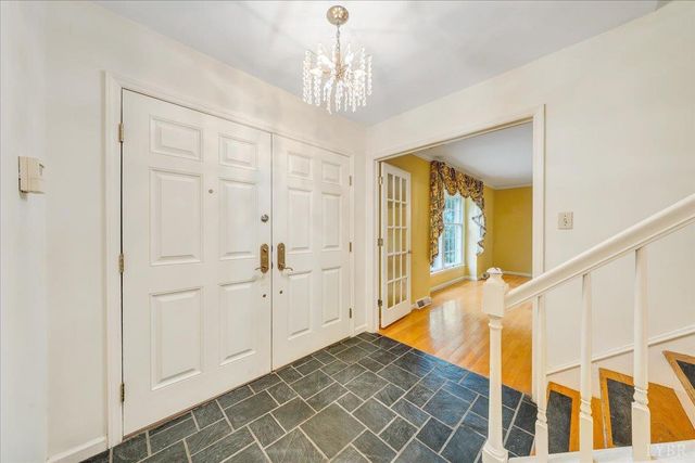 802 SW Oakwood Drive, Roanoke, VA 24015