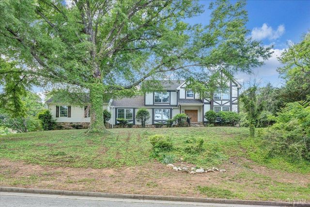 802 SW Oakwood Drive, Roanoke, VA 24015