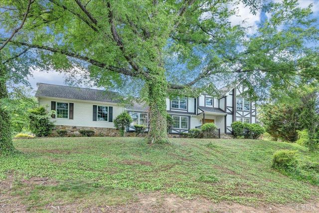 802 SW Oakwood Drive, Roanoke, VA 24015