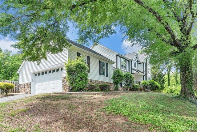 802 SW Oakwood Drive, Roanoke, VA 24015