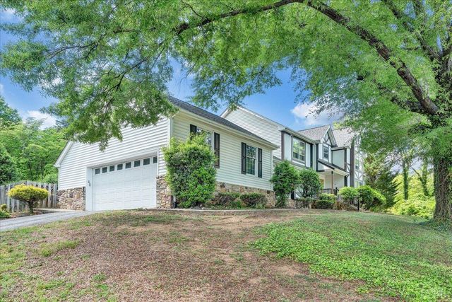 802 SW Oakwood Drive, Roanoke, VA 24015