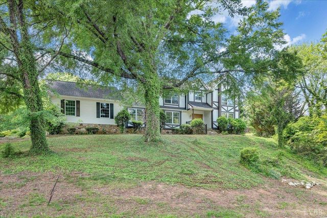 802 SW Oakwood Drive, Roanoke, VA 24015