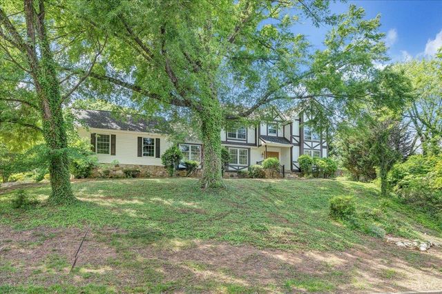 802 SW Oakwood Drive, Roanoke, VA 24015