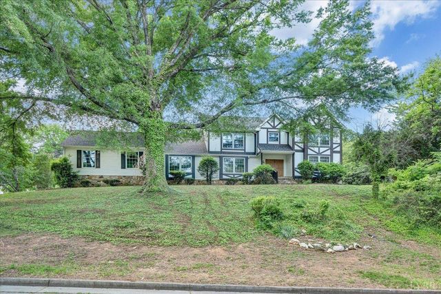 802 SW Oakwood Drive, Roanoke, VA 24015