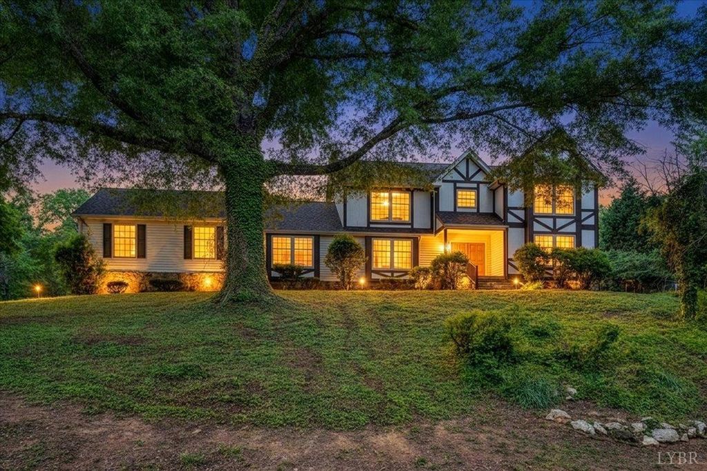 802 SW Oakwood Drive, Roanoke, VA 24015