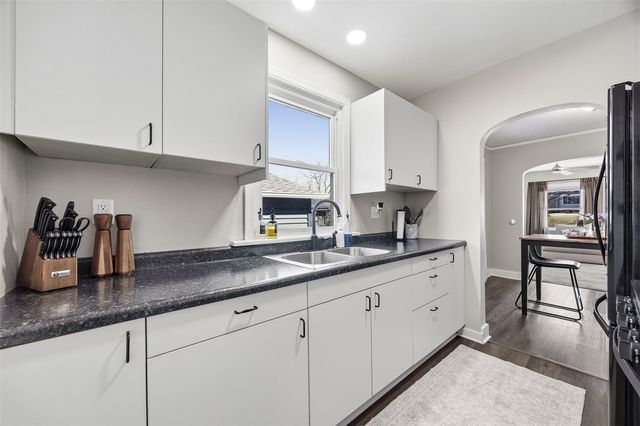 1217 Memorial Dr SE, Cedar Rapids, IA 52403