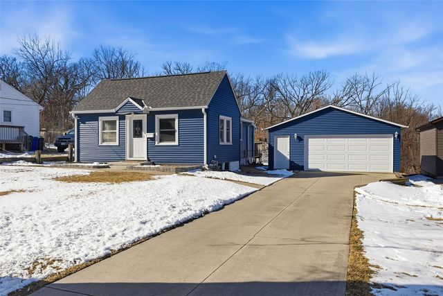 1217 Memorial Dr SE, Cedar Rapids, IA 52403