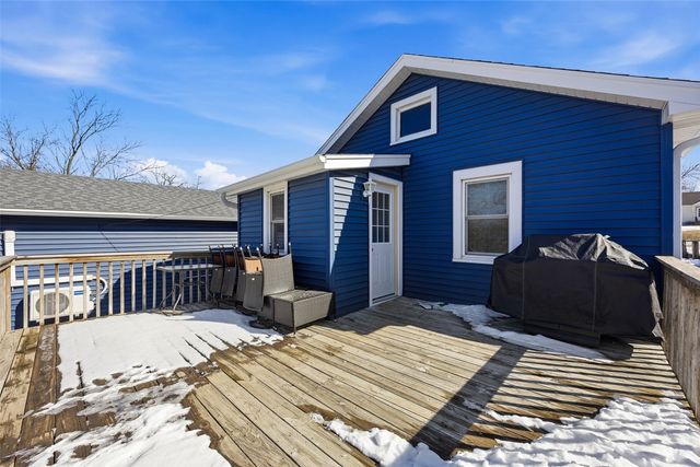 1217 Memorial Dr SE, Cedar Rapids, IA 52403