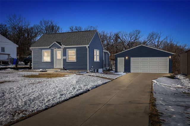 1217 Memorial Dr SE, Cedar Rapids, IA 52403