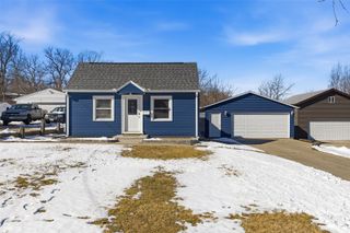 1217 Memorial Dr SE, Cedar Rapids, IA 52403