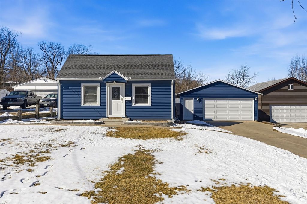 1217 Memorial Dr SE, Cedar Rapids, IA 52403