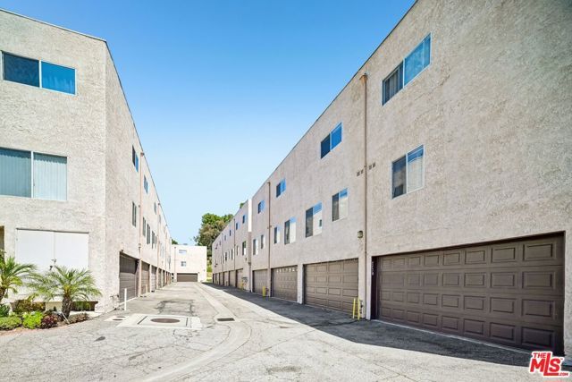 7714 Via Sorrento 22, Los Angeles, CA 91504