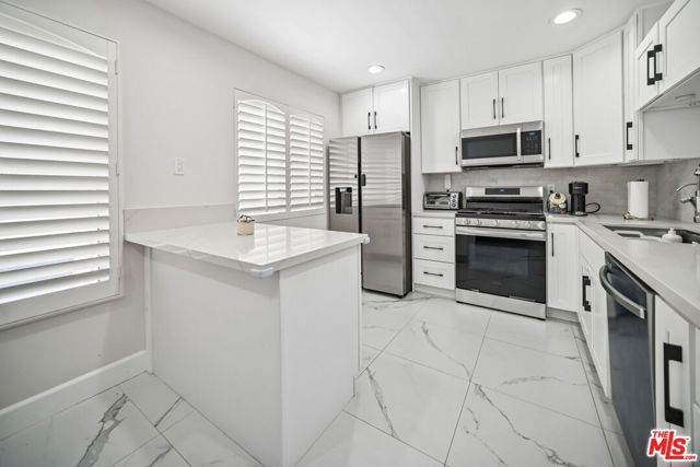7714 Via Sorrento 22, Los Angeles, CA 91504