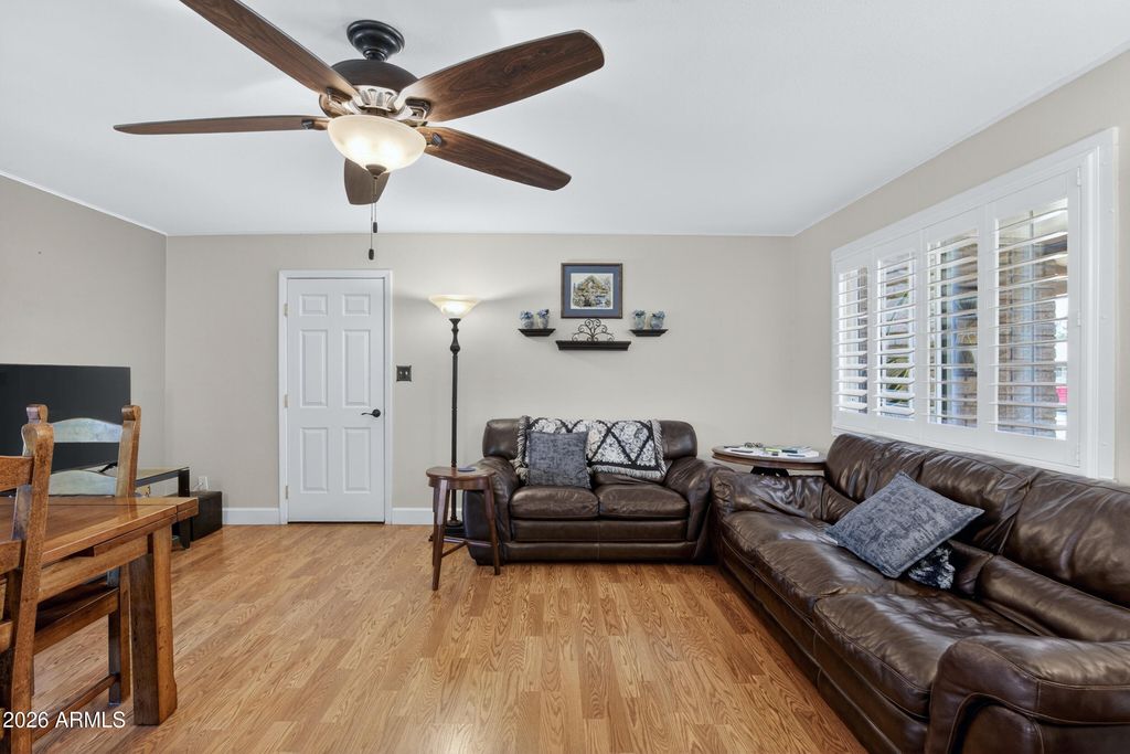 Image 11 of property listing at 3738 W MORTEN Avenue, Phoenix, AZ 85051