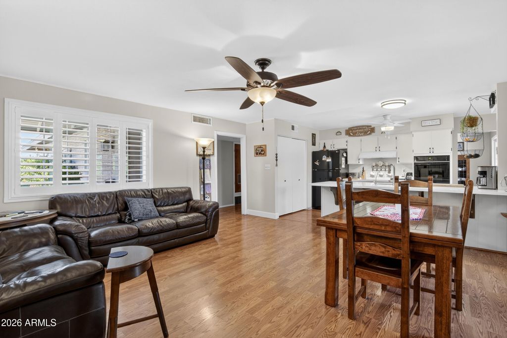 Image 13 of property listing at 3738 W MORTEN Avenue, Phoenix, AZ 85051
