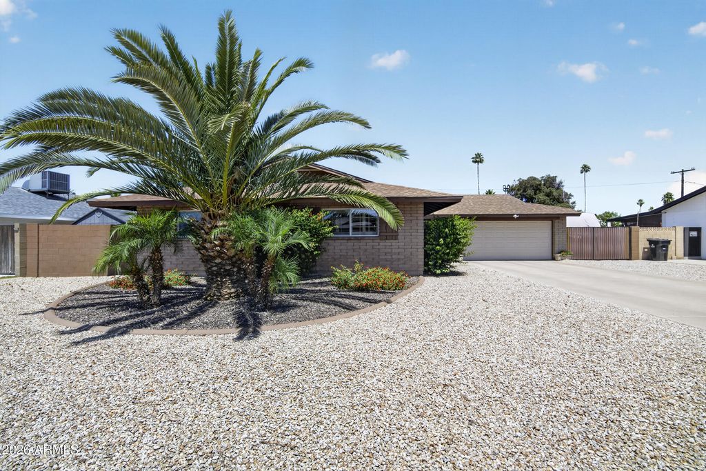 Image 2 of property listing at 3738 W MORTEN Avenue, Phoenix, AZ 85051
