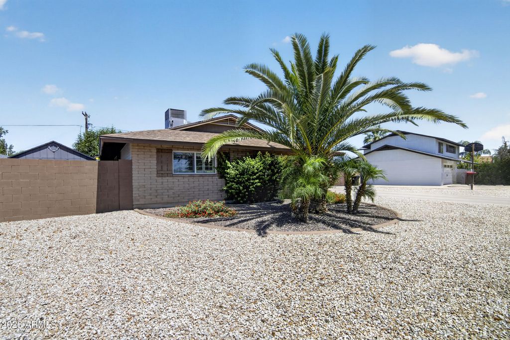 Image 3 of property listing at 3738 W MORTEN Avenue, Phoenix, AZ 85051