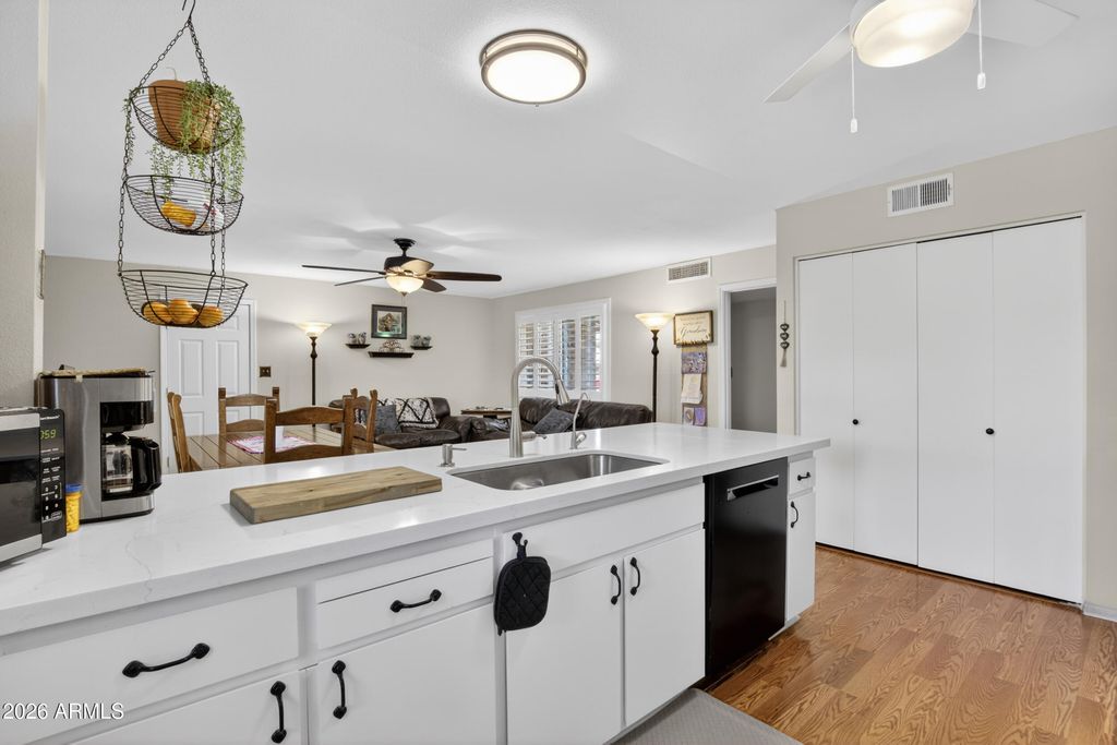 Image 9 of property listing at 3738 W MORTEN Avenue, Phoenix, AZ 85051