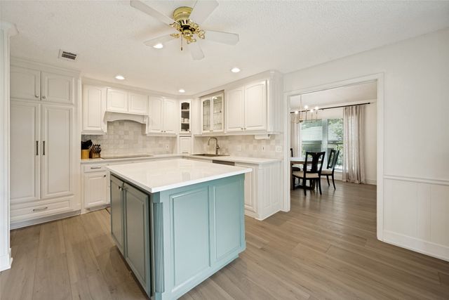 909 Edgecliff Drive, Bedford, TX 76022