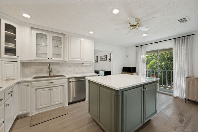 909 Edgecliff Drive, Bedford, TX 76022