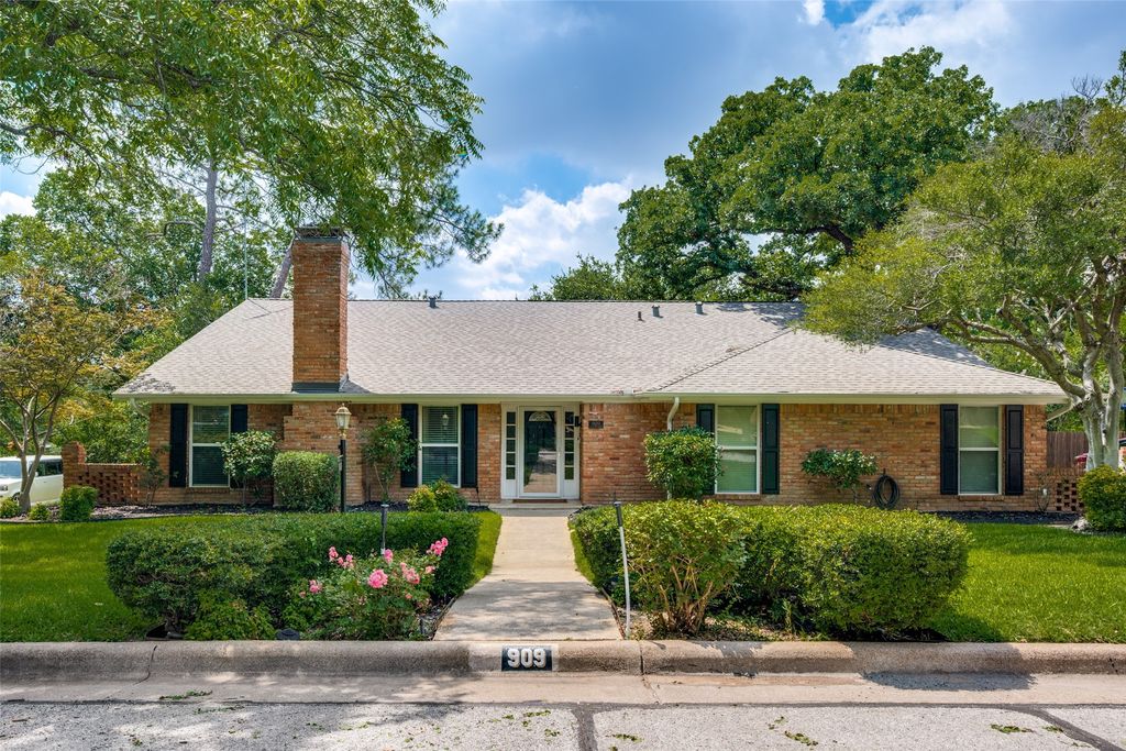 909 Edgecliff Drive, Bedford, TX 76022