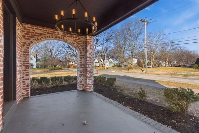 247 E 74th Terrace, Kansas City, MO 64114