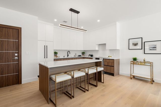 16 Stearns Rd 103 103, Wellesley, MA 02482